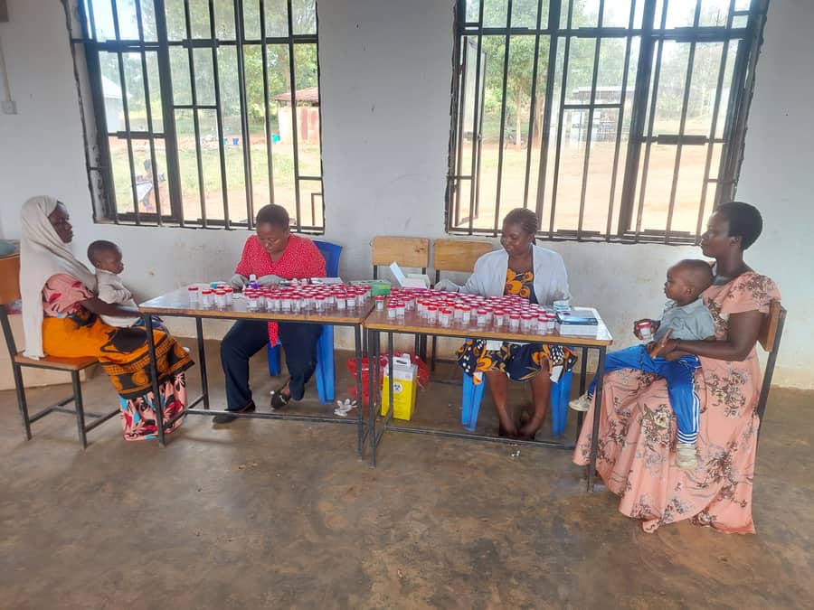 Wafanyakazi wa Khusho Health Center wakichukua sampuli kwenye kliniki ya mkoba kijijini