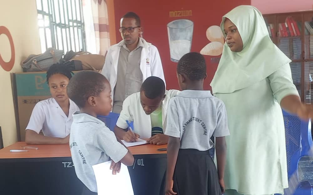 Muuguzi akipima urefu wa mwanafunzi wakati wa ziara ya shule